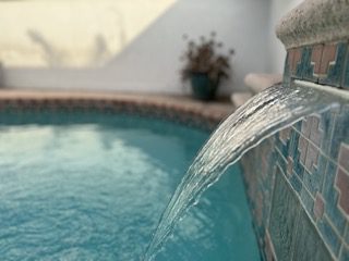 A close up of the water fountain in the pool